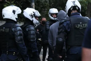 Άγρια Δύση η Αθήνα, καταδίωξη με ζημιές σε τουλάχιστον 20 οχήματα!