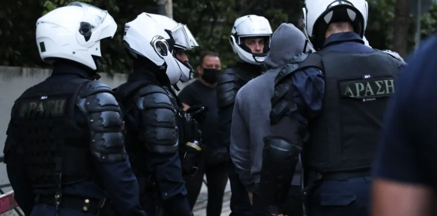 Άγρια Δύση η Αθήνα, καταδίωξη με ζημιές σε τουλάχιστον 20 οχήματα! Άγρια Δύση η Αθήνα, καταδίωξη με ζημιές σε τουλάχιστον 20 οχήματα!
