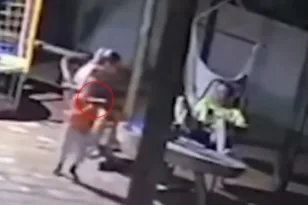 Αγοράκι δύο χρονών πυροβόλησε με το όπλο του πατέρα του και σκότωσε τη μητέρα του!