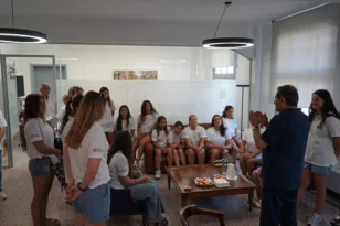 Πάτρα: Χάρη και ομορφιά στο Δημαρχείο από τα κορίτσια της ΝΕΠ και του ΝΟΠ