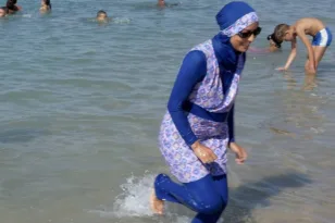 Εκεί οι γυναίκες πρέπει να κάνουν μπάνιο με μπουρκίνι ή ενδύματα που καλύπτουν πλήρως το σώμα στις δημόσιες παραλίες!