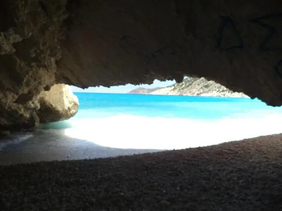 Με ομπρέλα στην παραλία ή να κυνηγάς τη φυσική σκιά και γιατί!