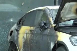 Επίθεση με γκαζάκια σε κατάστημα μεταχειρισμένων αυτοκινήτων στην Κηφισιά – Σημαντικές ζημιές σε δύο οχήματα