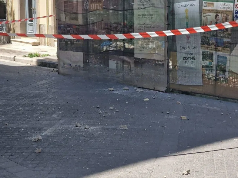 Πάτρα: Βρέχει πέτρες από τον ουρανό - Νέα πτώση μπάζων από πολυκατοικία στο κέντρο