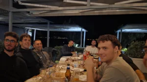 Μια «οικογενειακή» βραδιά στα Αραχωβίτικα/Ακταίο