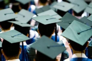 Πάγωσε το πρόγραμμα το Υπουργείο Παιδείας - Στο μέλλον οι τριετείς σπουδές - Το σχόλιο του Χρ. Μπούρα