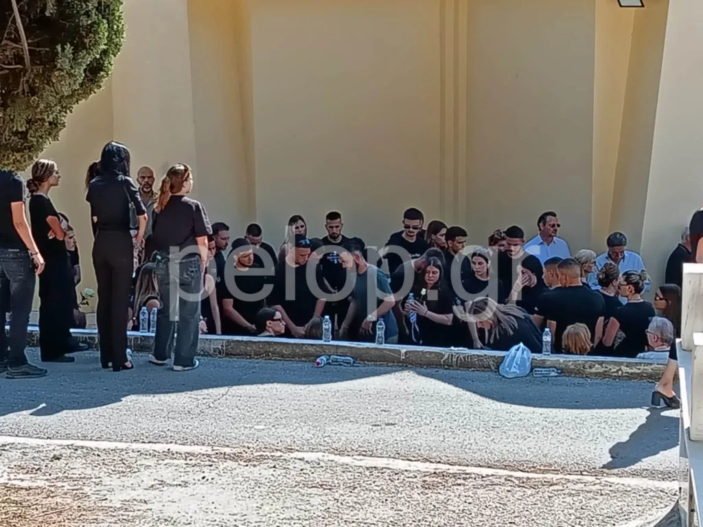 Δυστύχημα στα Αραχωβίτικα: Στα μαύρα η Πάτρα με λευκά τριαντάφυλλα για τον 18χρονο Νίκο - Κατέρρευσε νεαρός ΦΩΤΟ