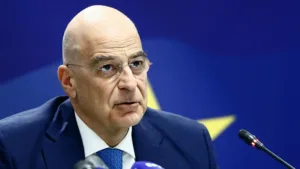 Αγνώριστος ο Υπουργός στη φωτογραφία με τον πατέρα του...