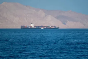 Η ασφάλεια κρέμεται στο πέρασμα: Το Στενό του Ορμούζ στο στόχαστρο Ιράν–Ισραήλ και της παγκόσμιας ναυτιλίας