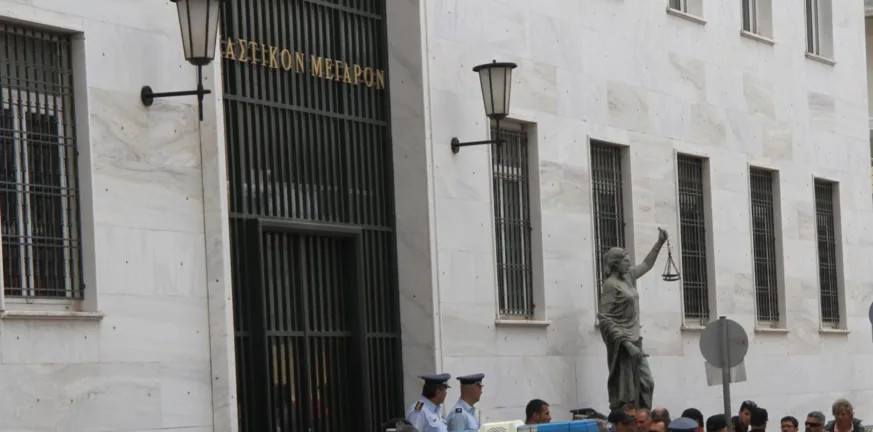 Ηλεία: 81χρονος κατέρρευσε έξω από τα δικαστήρια της Αμαλιάδας Ηλεία: 81χρονος κατέρρευσε έξω από τα δικαστήρια της Αμαλιάδας