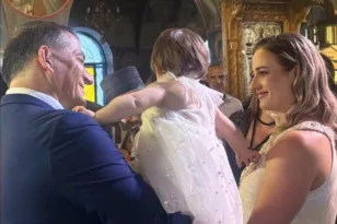Ο Πύρρος Δήμας βάφτισε την κόρη του, τι είπε για την απουσία των παιδιών από το μυστήριο