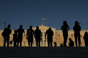 Δημοσκόπηση: Σταθερό προβάδισμα για ΝΔ, κατακρύμνιση για ΣΥΡΙΖΑ