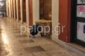 Πάτρα: «Σκηνικό» ντροπής με… χαρτόκουτο μπροστά από το Δημοτικό Θέατρο