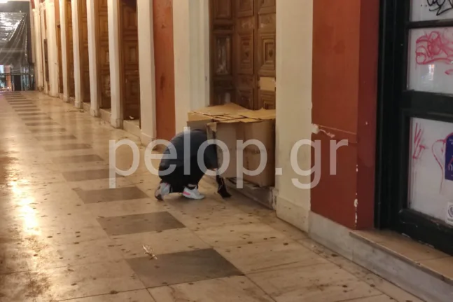 Πάτρα: «Σκηνικό» ντροπής με… χαρτόκουτο μπροστά από το Δημοτικό Θέατρο