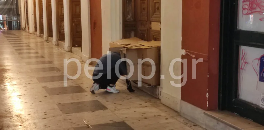 Πάτρα: «Σκηνικό» ντροπής με… χαρτόκουτο μπροστά από το Δημοτικό Θέατρο Πάτρα: «Σκηνικό» ντροπής με… χαρτόκουτο μπροστά από το Δημοτικό Θέατρο
