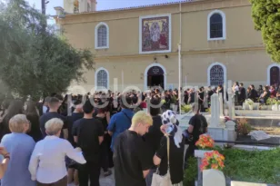 Πάτρα – Δυστύχημα στα Αραχωβίτικα: Τραγικές σκηνές στις κηδείες των δύο νέων παιδιών ΦΩΤΟ
