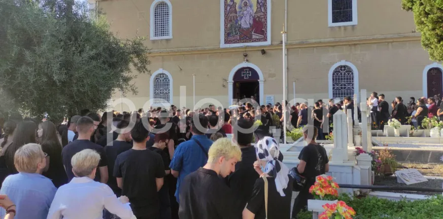 Πάτρα - Δυστύχημα στα Αραχωβίτικα: Τραγικές σκηνές στις κηδείες των δύο νέων παιδιών ΦΩΤΟ