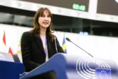 Έξι άξονες για τη στέγη: Η Έλενα Κουντουρά φέρνει στην Κομισιόν την αγωνία εκατομμυρίων πολιτών