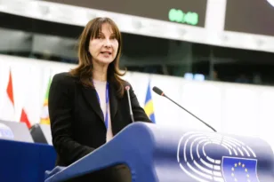 Έξι άξονες για τη στέγη: Η Έλενα Κουντουρά φέρνει στην Κομισιόν την αγωνία εκατομμυρίων πολιτών