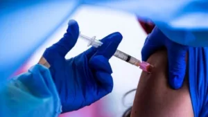 Σοκαριστική ανάρτηση του πρώην διοικητή του Νοσοκομείου ΑΧΕΠΑ για το εμβόλιο mRNA της Pfizer-BioNTech