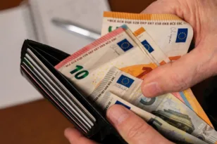 Ανατροπές στα επιδόματα του ΟΠΕΚΑ: Ποιοι επηρεάζονται από τα νέα κριτήρια