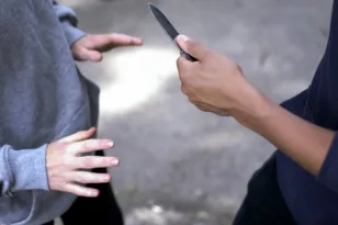 Πάτρα: Επιτέθηκαν σε κορίτσι, μαχαίρωσαν αγόρι