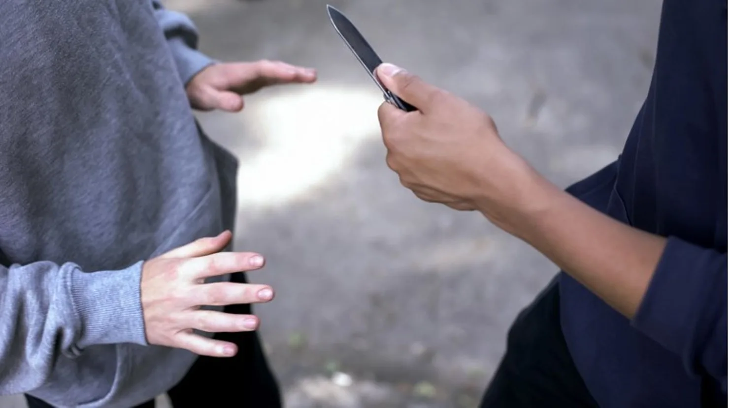 Άγρια συμπλοκή στον Πύργο: Χτυπούσαν με καρέκλα, απείλησαν με μαχαίρι