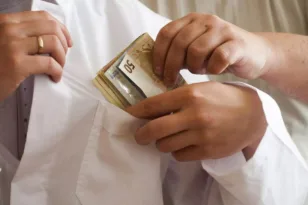 Καθηγητής Ιατρικής στη Λάρισα συνελήφθη με «φακελάκι»: Βρήκαν άλλα 12.000 ευρώ στο γραφείο του