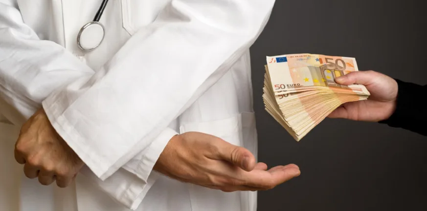 Έτσι έπιασαν τον γνωστό καρδιοχειρουργό της Λάρισας για «φακελάκι»: Η καταγγελία, τα προσημειωμένα και το «ντου» της ΕΛΑΣ Έτσι έπιασαν τον γνωστό καρδιοχειρουργό της Λάρισας για «φακελάκι»: Η καταγγελία, τα προσημειωμένα και το «ντου» της ΕΛΑΣ