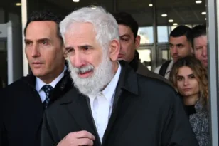 Κατέρρευσε ο Πέτρος Φιλιππίδης στο δικαστήριο, διεκόπη η απολογία του