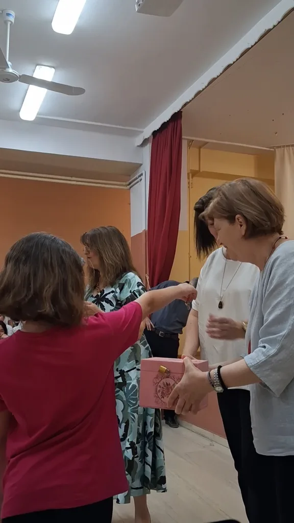 Μαθήματα ζωής από μικρούς μαθητές: Δύο σχολεία της Πάτρας στήριξαν τη «Φλόγα» με δράσεις αγάπης και αλληλεγγύης