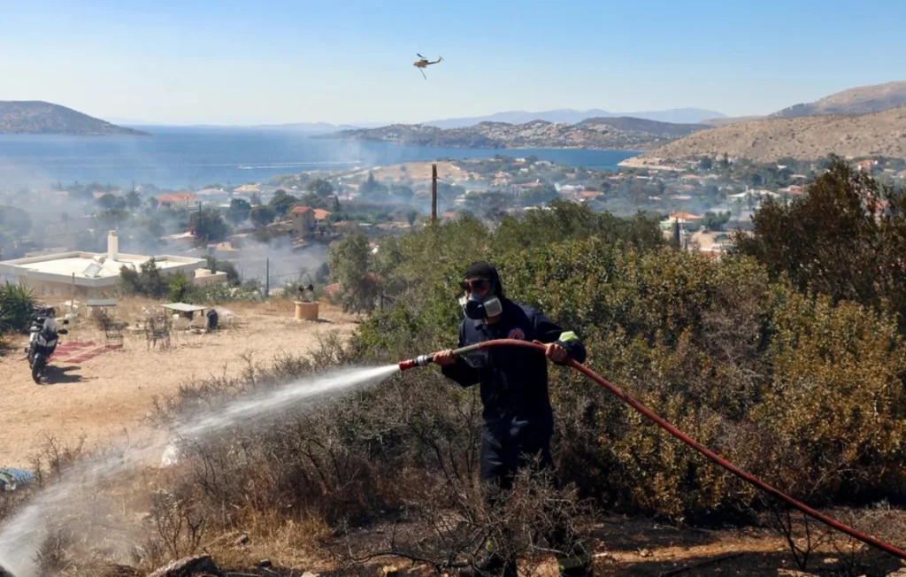 Φωτιά στην Παλαιά Φώκαια: Χωρίς ενεργό μέτωπο, φόβοι αναζωπυρώσεων, κάηκαν σπίτια ΦΩΤΟ