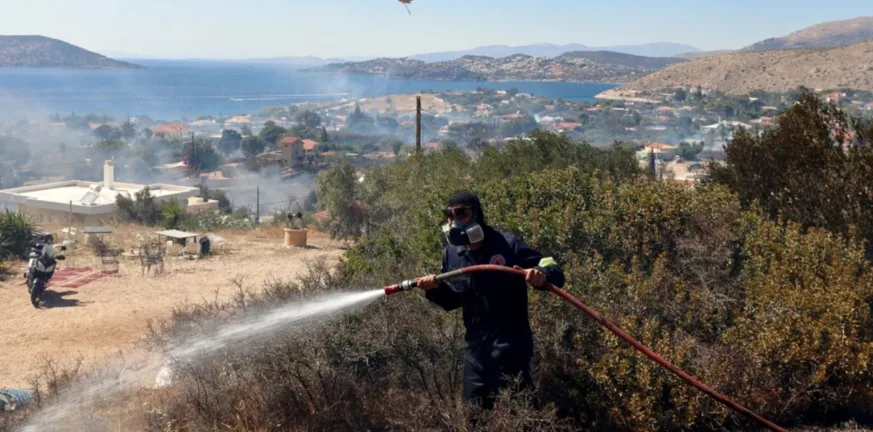 Υπό έλεγχο η φωτιά στην Παλαιά Φώκαια: Καταστροφές σε σπίτια στο Θυμάρι Υπό έλεγχο η φωτιά στην Παλαιά Φώκαια: Καταστροφές σε σπίτια στο Θυμάρι