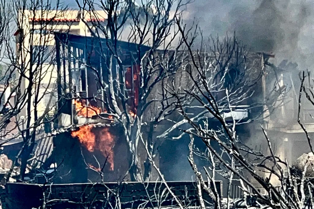 Παλαιά Φώκαια: Πύρινη κόλαση, σπίτια στις φλόγες, εντολή για εκκενώσεις το 112 ΒΙΝΤΕΟ, ΦΩΤΟ