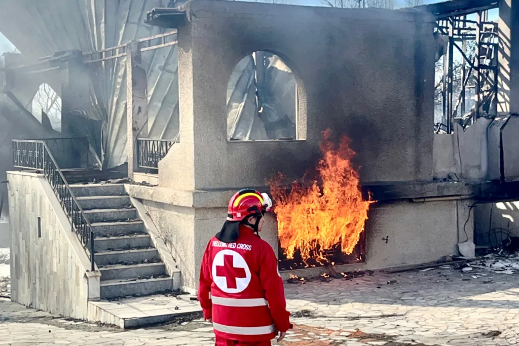 Φωτιά στην Παλαιά Φώκαια: Χωρίς ενεργό μέτωπο, φόβοι αναζωπυρώσεων, κάηκαν σπίτια ΦΩΤΟ