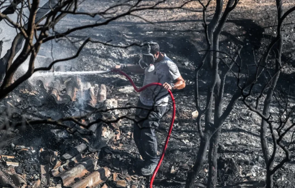 Φωτιά στην Παλαιά Φώκαια: Χωρίς ενεργό μέτωπο, φόβοι αναζωπυρώσεων, κάηκαν σπίτια ΦΩΤΟ
