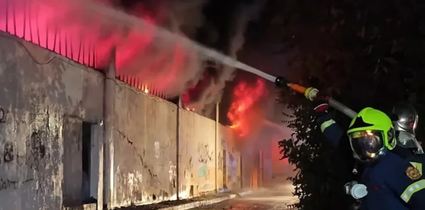 Μεγάλες υλικές ζημιές από την πυρκαγιά σε επιχείρηση στον Κολωνό Μεγάλες υλικές ζημιές από την πυρκαγιά σε επιχείρηση στον Κολωνό