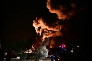 Φωτιά σε εργοστάσιο στα Μέγαρα: Μήνυμα του 112, αποπνικτικοί καπνοί ΒΙΝΤΕΟ