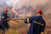 Ηλεία: Ξημέρωσε νέα μέρα στο Μουζάκι – Παραμένουν οι πυροσβέστες για τον φόβο αναζωπυρώσεων