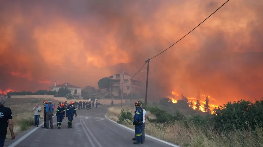Φλόγες απειλούν σπίτια στη Χίο: Ολονύκτια μάχη, ενισχύονται οι πυροσβεστικές δυνάμεις ΦΩΤΟ