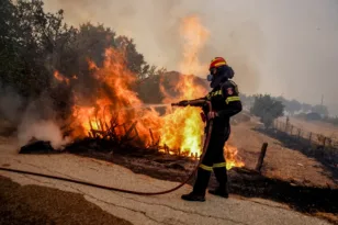 Φωτιά στην Βαρυμπόμπη: 18 πυροσβέστες στη μάχη για την κατάσβεσή της