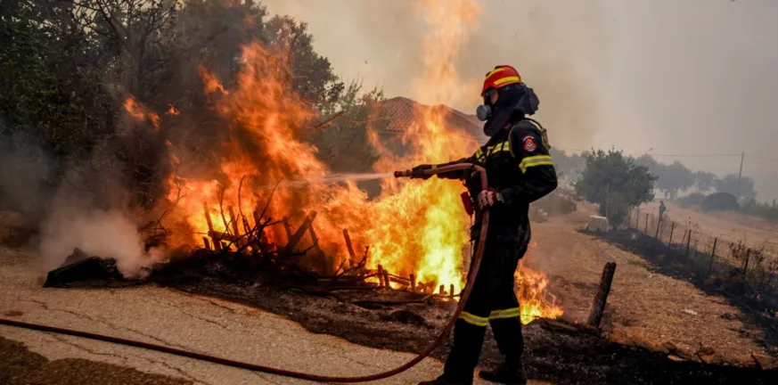 Φωτιά στην Βαρυμπόμπη: 18 πυροσβέστες στη μάχη για την κατάσβεσή της Φωτιά στην Βαρυμπόμπη: 18 πυροσβέστες στη μάχη για την κατάσβεσή της