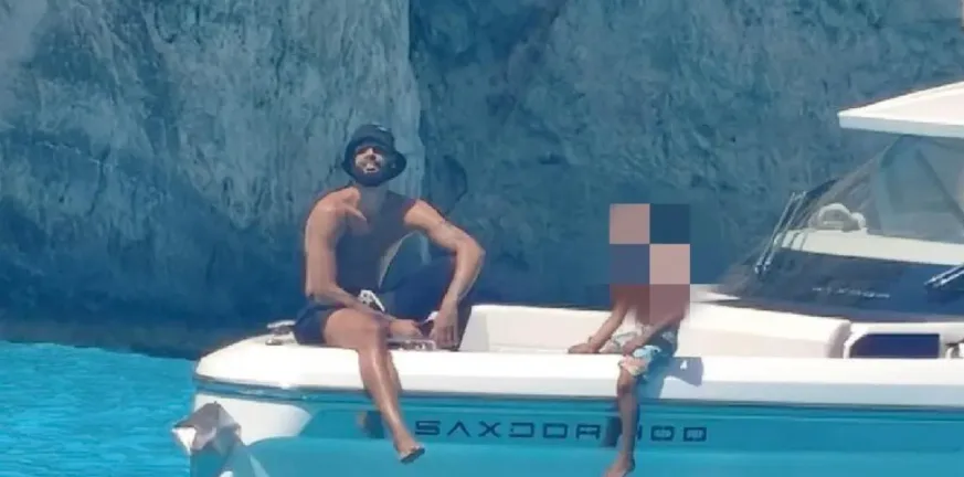 Η βαρκάδα του Φουρνιέ στο «Ναυάγιο» και η αποθέωση στη Ζάκυνθο ΦΩΤΟ Η βαρκάδα του Φουρνιέ στο «Ναυάγιο» και η αποθέωση στη Ζάκυνθο ΦΩΤΟ