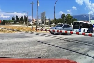 Πάτρα: Σοκ από την ανευθυνότητα, οδηγός πέρασε κάτω από τις μπάρες με παιδί στο αυτοκίνητο! ΒΙΝΤΕΟ