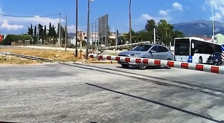 Πάτρα: Σοκ από την ανευθυνότητα, οδηγός πέρασε κάτω από τις μπάρες με παιδί στο αυτοκίνητο! ΒΙΝΤΕΟ Πάτρα: Σοκ από την ανευθυνότητα, οδηγός πέρασε κάτω από τις μπάρες με παιδί στο αυτοκίνητο! ΒΙΝΤΕΟ