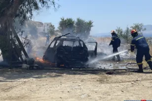Φωτιά σε εν κινήσει αυτοκίνητο στη Νάξο – Στιγμές πανικού στο Γλυνάδο