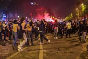 Γαλλία: Ο θρίαμβος της Παρί μετέτρεψε τη νύχτα σε τραγωδία -Δύο νεκροί, 200 τραυματίες ΒΙΝΤΕΟ