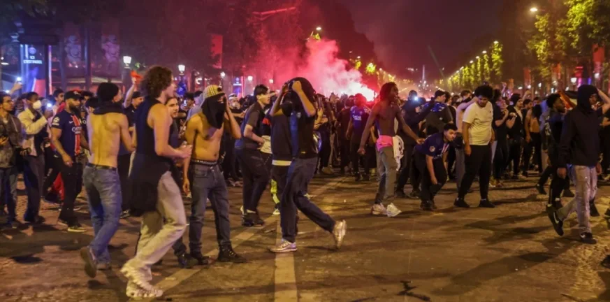 Γαλλία: Ο θρίαμβος της Παρί μετέτρεψε τη νύχτα σε τραγωδία -Δύο νεκροί, 200 τραυματίες ΒΙΝΤΕΟ