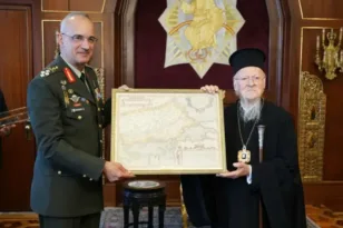 Τι χάρτη δώρισε ο ΓΕΕΘΑ στον Βαρθολομαίο: Αιχμηρή αντίδραση του ΥΠΕΘΑ στις διαμαρτυρίες της Τουρκίας
