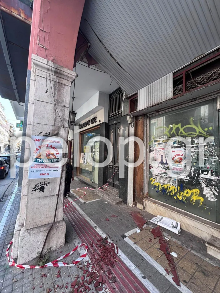 Τελικά ζούμε από τύχη: Επικίνδυνο κτίριο στο κέντρο της Πάτρας «απειλεί» τους πεζούς - Γυαλιά και μπάζα στην Κορίνθου ΦΩΤΟ